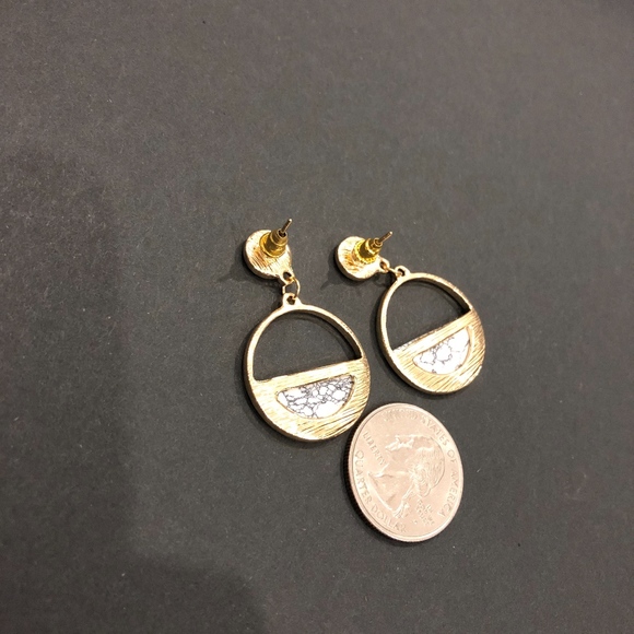 Danity circular white marble and gold earrings - Picture 5 of 5